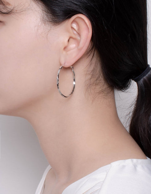 Şık Twist: Altın ve Platin Kaplama Omega Arka Tokalı Büyük Halka Küpeler