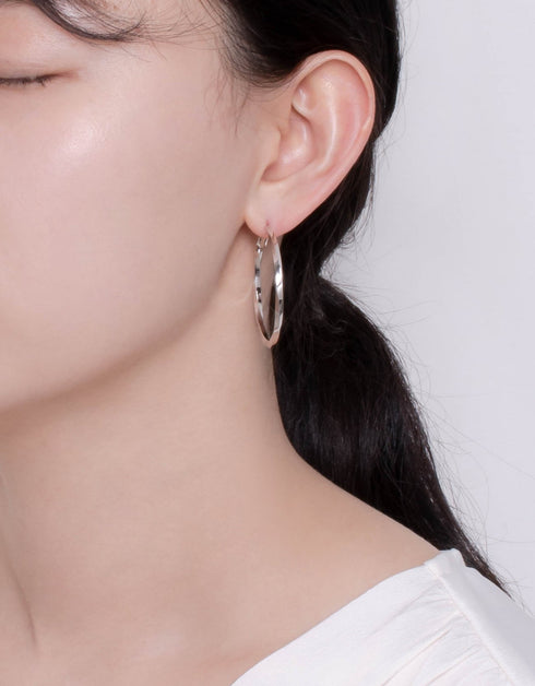 Şık Twist: Altın ve Platin Kaplama Omega Arka Tokalı Büyük Halka Küpeler