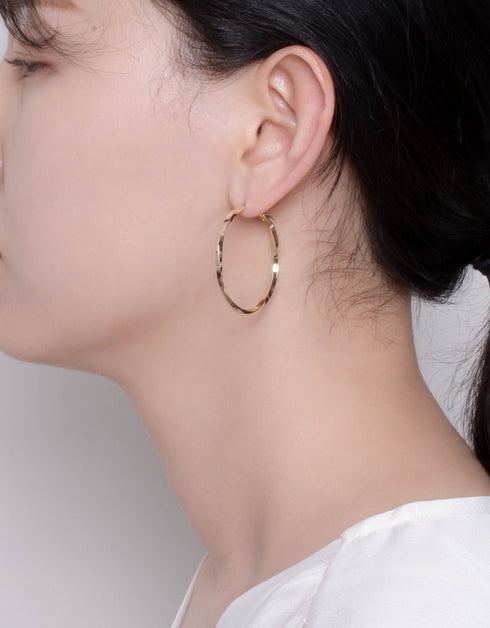 Şık Twist: Altın ve Platin Kaplama Omega Arka Tokalı Büyük Halka Küpeler