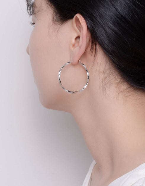 Şık Twist: Altın ve Platin Kaplama Omega Arka Tokalı Büyük Halka Küpeler