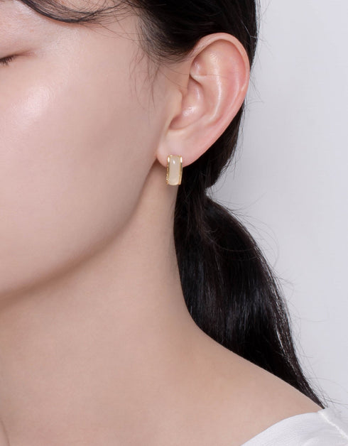 Vintage Charm Resin Studs 18k Gold Plated Stylish Design