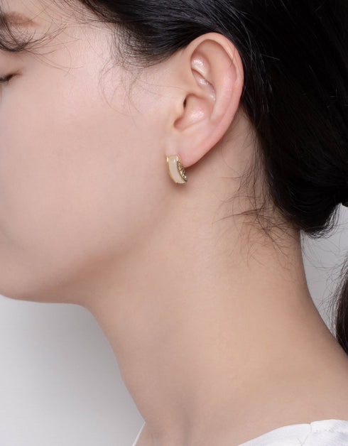 Vintage Charm Resin Studs 18k Gold Plated Stylish Design