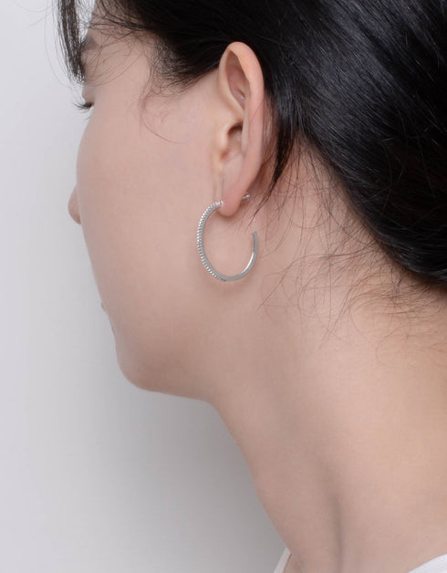 Parıldayan Zarafet: Kore'den Esinlenen CZ Halka Küpeler