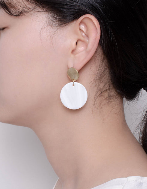 18 Ayar Altın Çağdaş Beyaz Disk Sallantılı Küpe