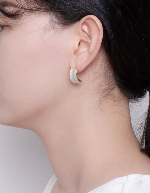 Vintage Charm Resin Studs 18k Gold Plated Stylish Design