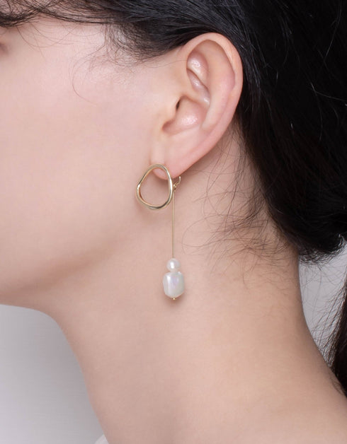Pearlesque Allure:镀金圈状和杆状淡水珍珠耳环