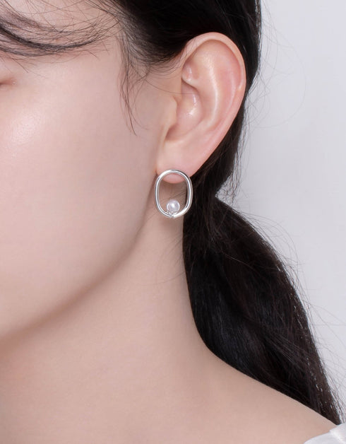 Elegant Pearl Stud Earrings in Gold or Platinum Plating