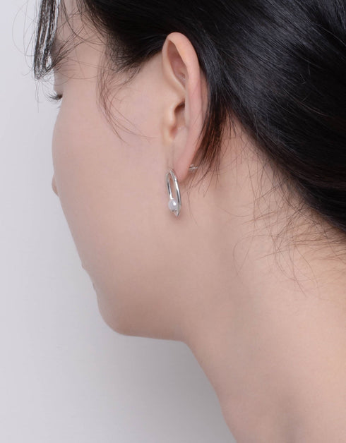 Elegant Pearl Stud Earrings in Gold or Platinum Plating