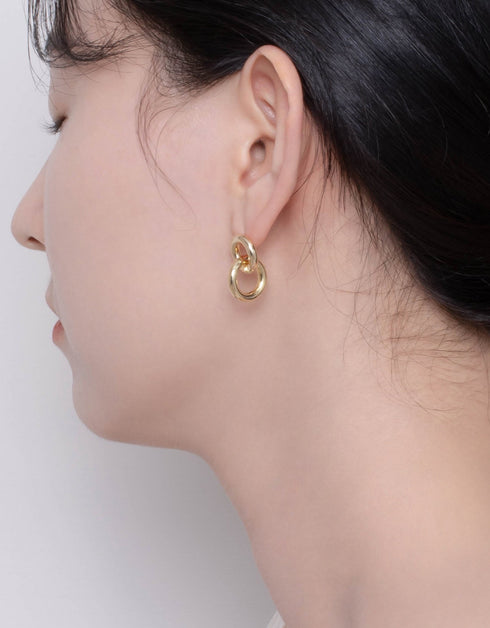 Şık Simetri: Çift Halkalı Küpeler