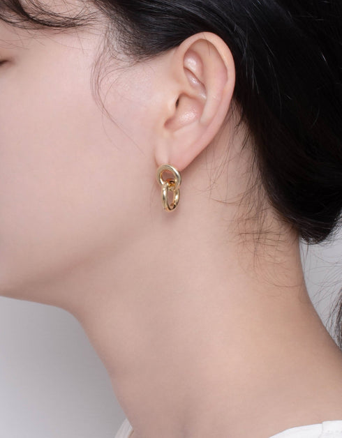 Şık Simetri: Çift Halkalı Küpeler