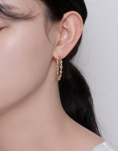 Twisted Elegance Menteşeli Halka Küpe