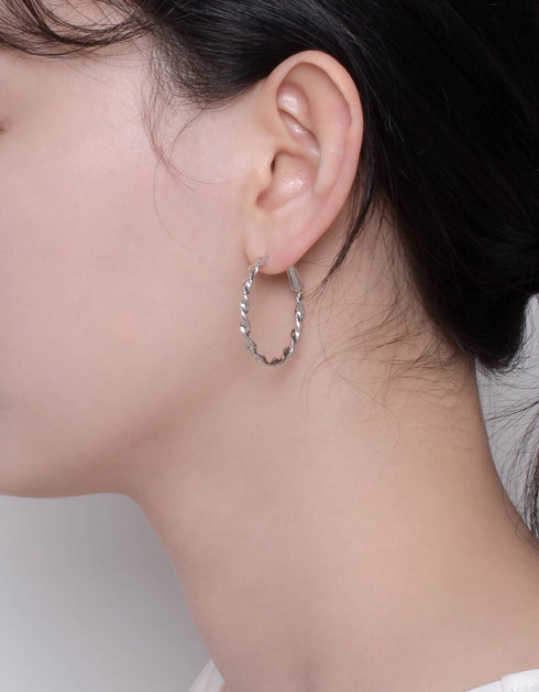 Twisted Elegance Menteşeli Halka Küpe