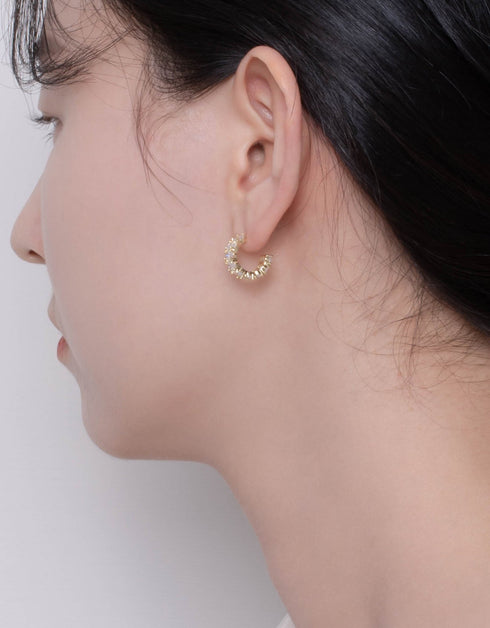 Klasik Parlaklık: C Şekilli Oval Kübik Zirkonya Halka Küpeler