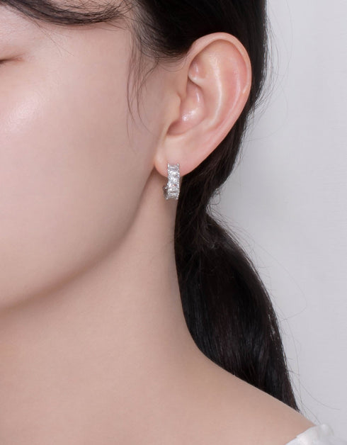 Klasik Parlaklık: C Şekilli Oval Kübik Zirkonya Halka Küpeler