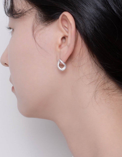 Diamond Gleam Stud Earrings: Sparkling CZ, Platinum-Plated