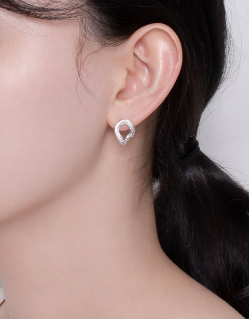 Diamond Gleam Stud Earrings: Sparkling CZ, Platinum-Plated